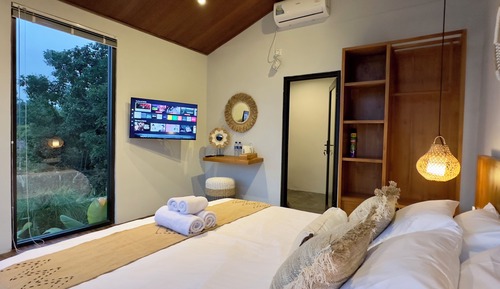 Premium Room, 1 King Bed, Non Smoking, Private Bathroom