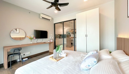 Comfort Studio, 1 King Bed, Non Smoking