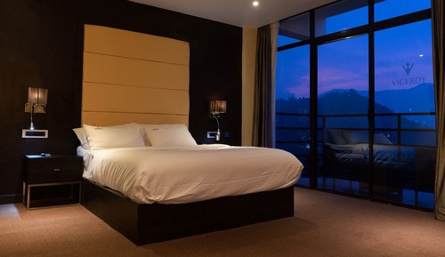 Luxury Room, 1 Queen Bed, Mountain View