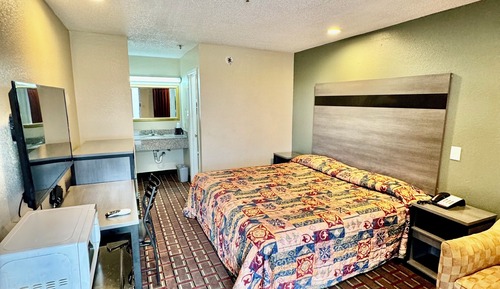 Standard Single Room, 1 King Bed, Non Smoking