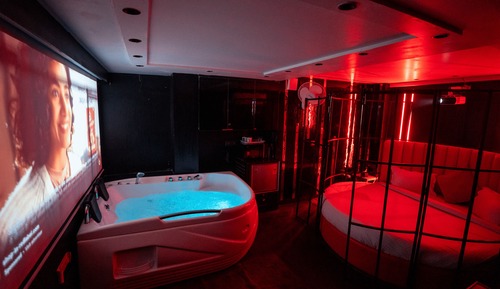 Amsterdam Mini Red Suite with Jacuzzi