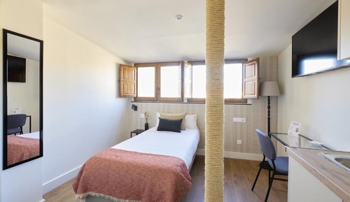 Studio, 1 Twin Bed