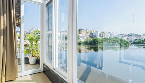 Panoramic Single Room, 1 King Bed, Smoking, Lake View