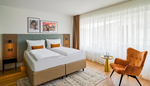 Business Room, 1 King Bed, Balcony