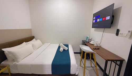 Deluxe Suite, 1 Queen Bed, Non Smoking, Private Bathroom
