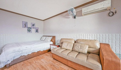 Room (103)