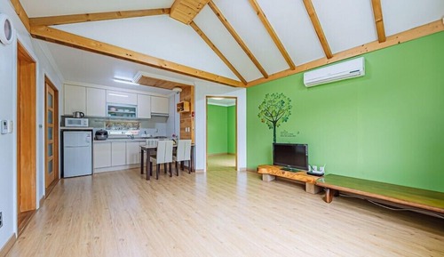 Room (Deul Kkoch)