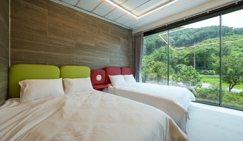 Room (F2)