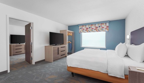 Suite, 1 King Bed, Accessible, Bathtub