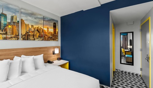 Deluxe Room, 1 Queen Bed, Non Smoking (Upper Floor, Manhattan View)
