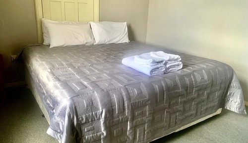 Basic Room, 1 King Bed