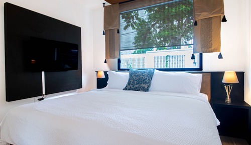 Luxury Room, 1 King Bed, Pool View, Ground Floor