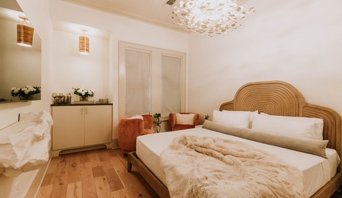 Deluxe Room (Honeysuckle)