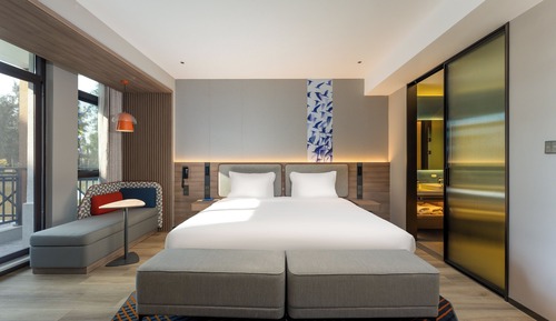 Standard Room, 1 King Bed, Balcony, Garden View (Extra Floor Space)