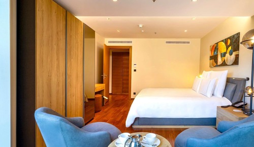 Deluxe Family Suite Pool Side