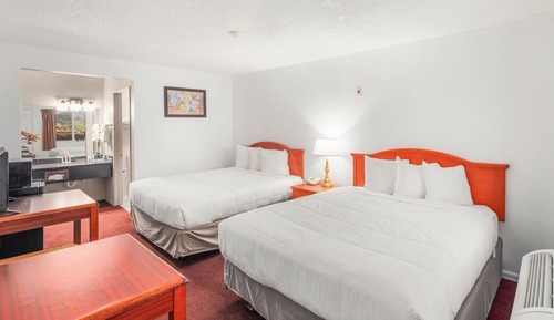 Room, 2 Queen Beds, Non Smoking, Pets Allowed