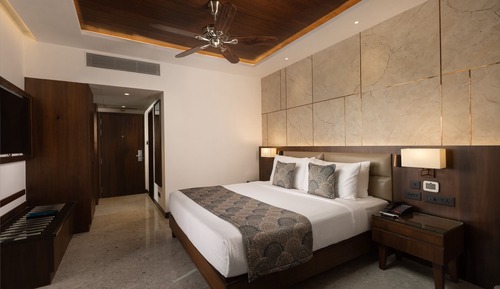 Junior Suite, Business Lounge Access, Pool View