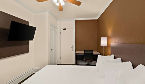 Standard Room, 1 Queen Bed, Non Smoking, Refrigerator & Microwave (Larger Room)