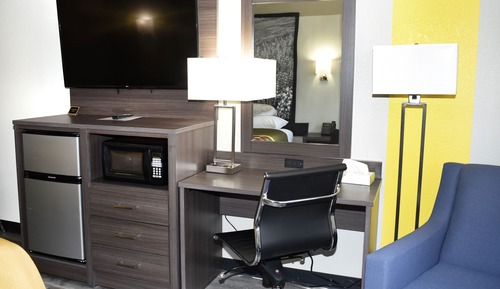 Room, 1 King Bed, Accessible, Non Smoking (Mobility, Tub w/Grab Bars)