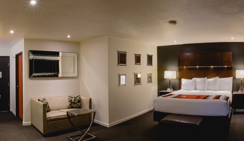 Suite, 1 King Bed (Coyote Suite)
