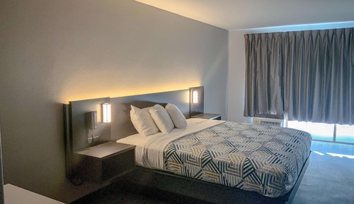 Standard Room, 1 King Bed, Accessible, Smoking