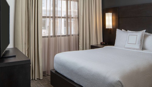 Suite, 1 Queen Bed with Sofa bed, Accessible (Mobility Tub One Bedroom)