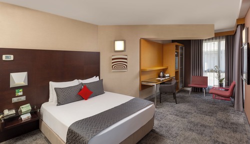 Deluxe Corner Room