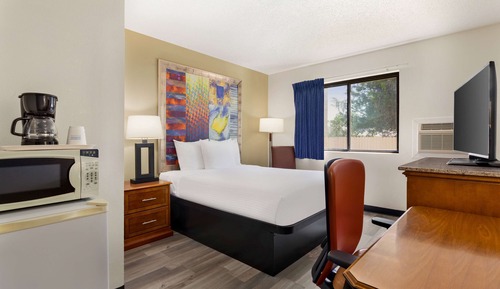 Room, 1 Queen Bed, Accessible, Non Smoking (Mobility Bath Tub w/Grab Bars)