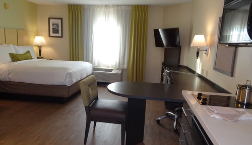 Studio Suite, 1 Queen Bed, Kitchen