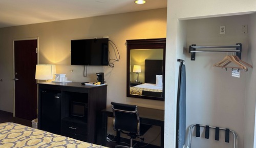 Room, 1 King Bed, Accessible, Non Smoking (Bathtub w/ Grab Bars)