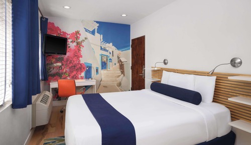Standard Room, 1 Queen Bed, Non Smoking, Refrigerator & Microwave