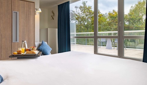 Suite, 1 Queen Bed, Balcony