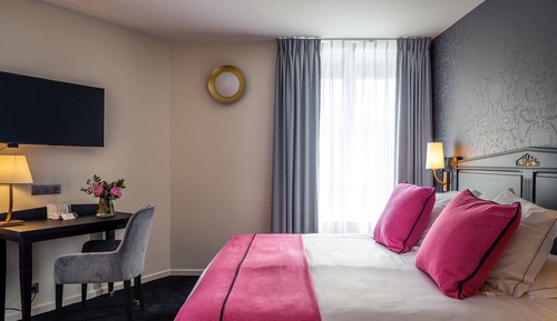 Deluxe Room, 1 King Bed, Non Smoking (Larger Room)
