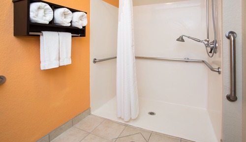 Room, 2 Queen Beds, Roll-in Shower (Communications)