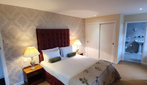 Comfy King Room