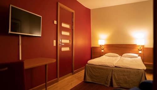 Room, No Windows (Queen Room)