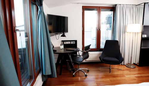 Deluxe Room, 2 Twin Beds, Lake View