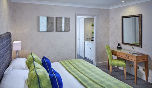 Comfy King Room