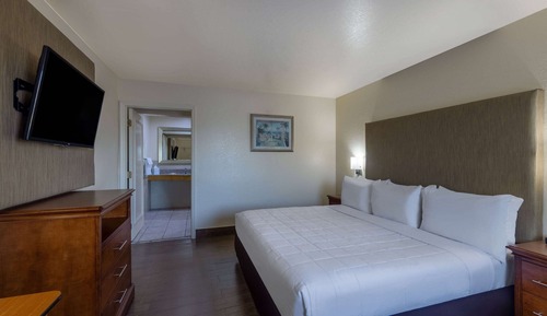 Standard Room, 1 King Bed, Non Smoking, Ground Floor