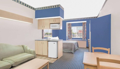 Studio Suite, 1 Queen Bed, Smoking