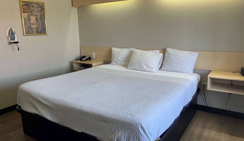 Basic Room, 1 King Bed, Non Smoking (Mobility, Bathtub W/grab Bars)
