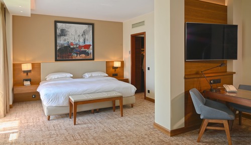 Deluxe Room, 1 King Bed, Pool View (Club Access)