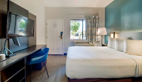 Standard Room, 1 Queen Bed, Accessible, Smoking