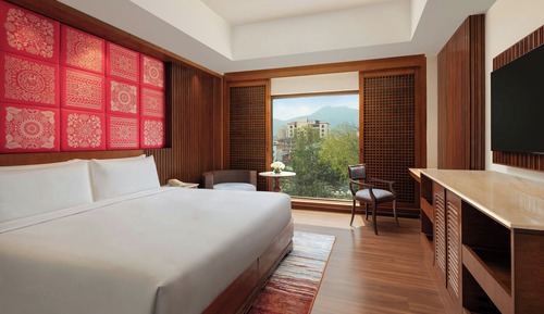 Club Room, 2 Twin Beds, City View