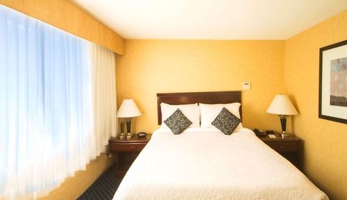 2 Bedroom Apartment, 1King, 1Queen, Non-Smoking, Full kitchen, living room with sofa bed