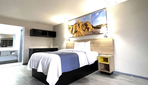 Room, 1 Queen Bed, Non Smoking (Efficiency, 2nd Floor)