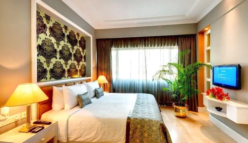 Junior Suite, Executive Lounge Access, Pool View