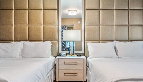 Suite, 2 Queen Beds, Pool View