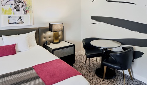 Ultra Hip Premium Room, 1 King Bed, Non Smoking, Fountain View