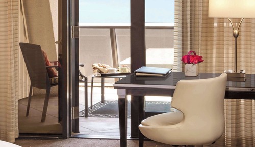 Suite, 1 King Bed (Beverly Boulevard View)